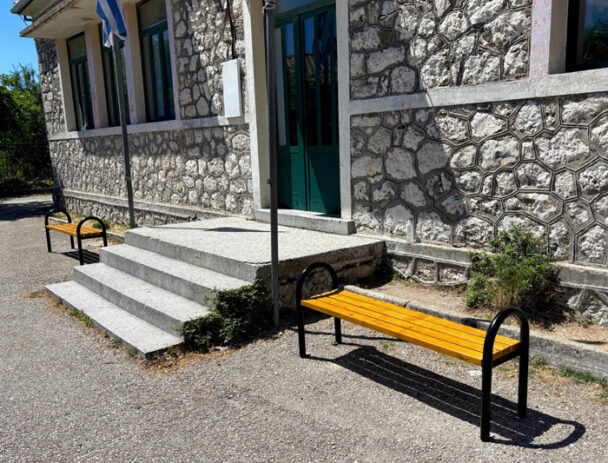 Παγκάκι Χωρίς Πλάτη με Κουρμπαριστά πλαινά