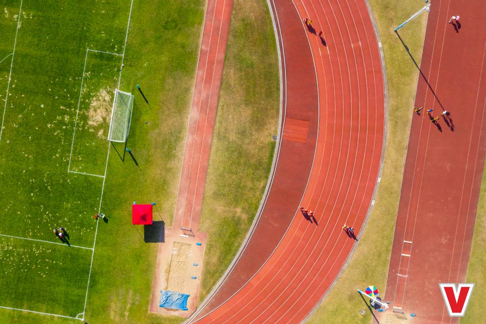 Ένας ακόμα βασικός τομέας της κατασκευής και λειτουργίας ενός γηπέδου στίβου είναι η επιλογή και συντήρηση του εξοπλισμού. Κατά τη διάρκεια της κατασκευής, θα πρέπει να διασφαλιστεί ότι όλα τα εξαρτήματα, όπως τα εμπόδια (τα εμπόδια έχουν συνήθως ύψος 68-107 εκατοστά, ανάλογα με την ηλικία και το φύλο των αθλητών), οι βατήρες εκκίνησης και οι χώροι για τα ρίψη (π.χ. για τη σφαιροβολία και τον ακοντισμό), έχουν τοποθετηθεί σωστά και σύμφωνα με τις απαιτήσεις των διεθνών κανονισμών. Αυτό όχι μόνο εγγυάται τη δίκαιη διεξαγωγή των αγώνων, αλλά και τη μέγιστη ασφάλεια. Οι πίστες και οι μαλακές επιφάνειες πρέπει να καθαρίζονται και να ελέγχονται τακτικά για φθορές, ώστε να διατηρούν την πρόσφυση τους και να παρέχουν ασφαλείς συνθήκες προπόνησης και αγώνων. Παράλληλα, οι εστίες και τα δίχτυα ασφαλείας στις ρίψεις πρέπει να επιθεωρούνται προσεκτικά, καθώς η φθορά τους μπορεί να επηρεάσει την ασφάλεια τόσο των αθλητών όσο και των θεατών. Η σωστή συντήρηση του εξοπλισμού είναι απαραίτητη για να διασφαλιστεί η μακροχρόνια χρήση. 