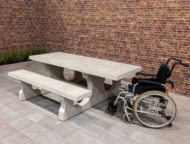Τραπεζόπαγκος Τσιμεντένιος 7 ατόμων & 1 θέσης Αναπηρικού Αμαξιδίου