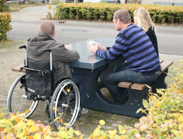 Τραπεζόπαγκος  Τσιμέντο-Μπαμπού 7 ατόμων & 1 θέσης Αναπηρικού Αμαξιδίου